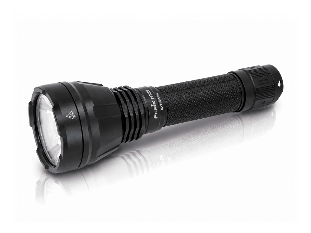Lanterna Fenix HT32 de 2500 lúmens exibida em fundo branco, com estrutura robusta para iluminação em áreas externas.