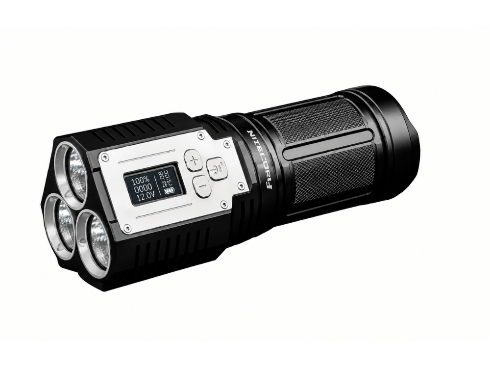 Lanterna Fenix TK72R preta de 9000 lúmens, com três emissores frontais e visor digital integrado ao corpo.