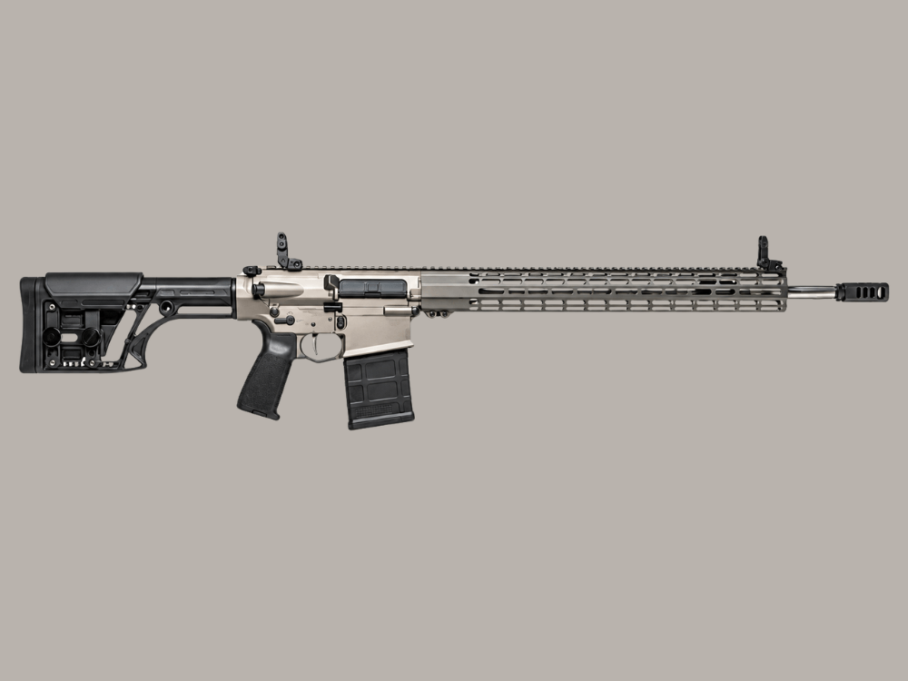 Fuzil de configuração moderna apresentado de perfil, destacando componentes característicos de uma arma longa de uso militar