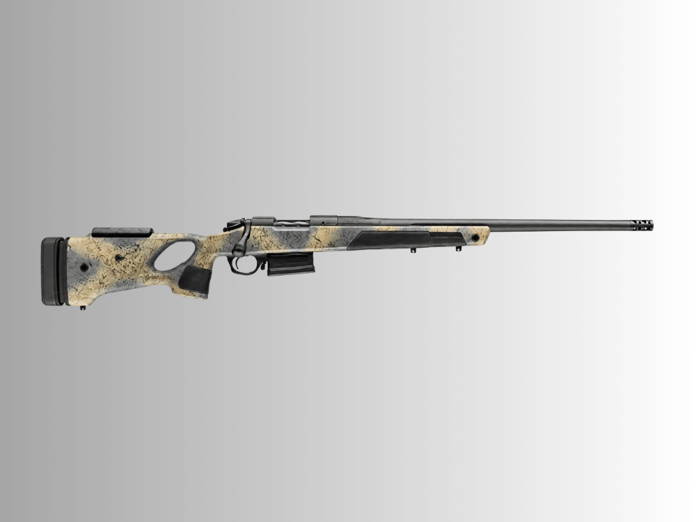 Rifle com cano longo, ferrolho aparente e coronha camuflada em tons de bege e preto, ilustrando características de armamentos longos.